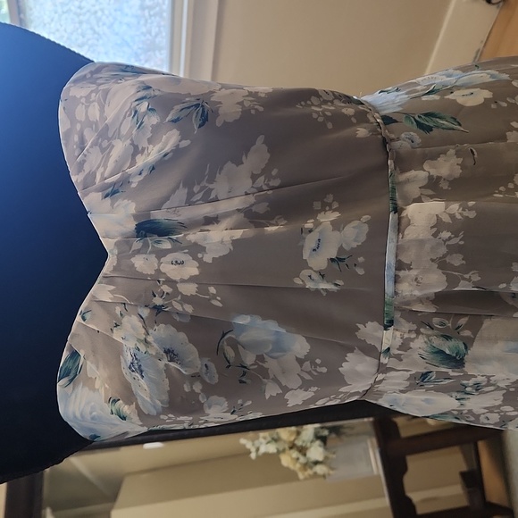 Size 12 light grey floral chiffon high low chiffon dress by David's Bridal - Picture 3 of 6